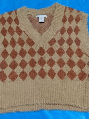 🍂 Cozy layers, but make it cute, Tan & Rust Argyle V-Neck Sweater Vest 🤎🧡